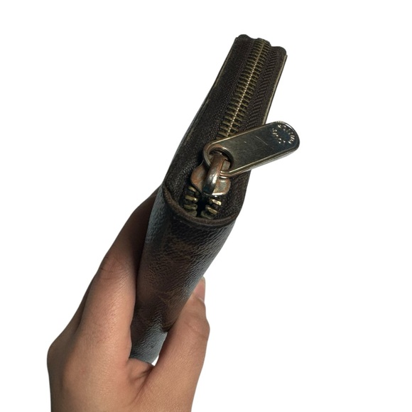 LOUIS VUITTON
Monogram Zippy Wallet - Picture 6 of 11